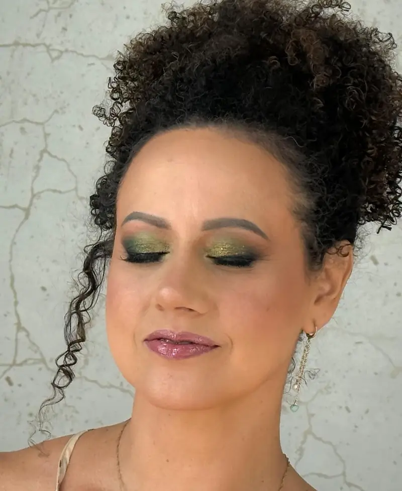 Sombra verde esmeralda en los párpados